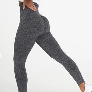 NVGTN SCRUNCH SEAMLESS LEGGINGS